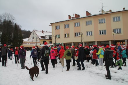 Uczestnicy rozgrzewają się przed Marszem